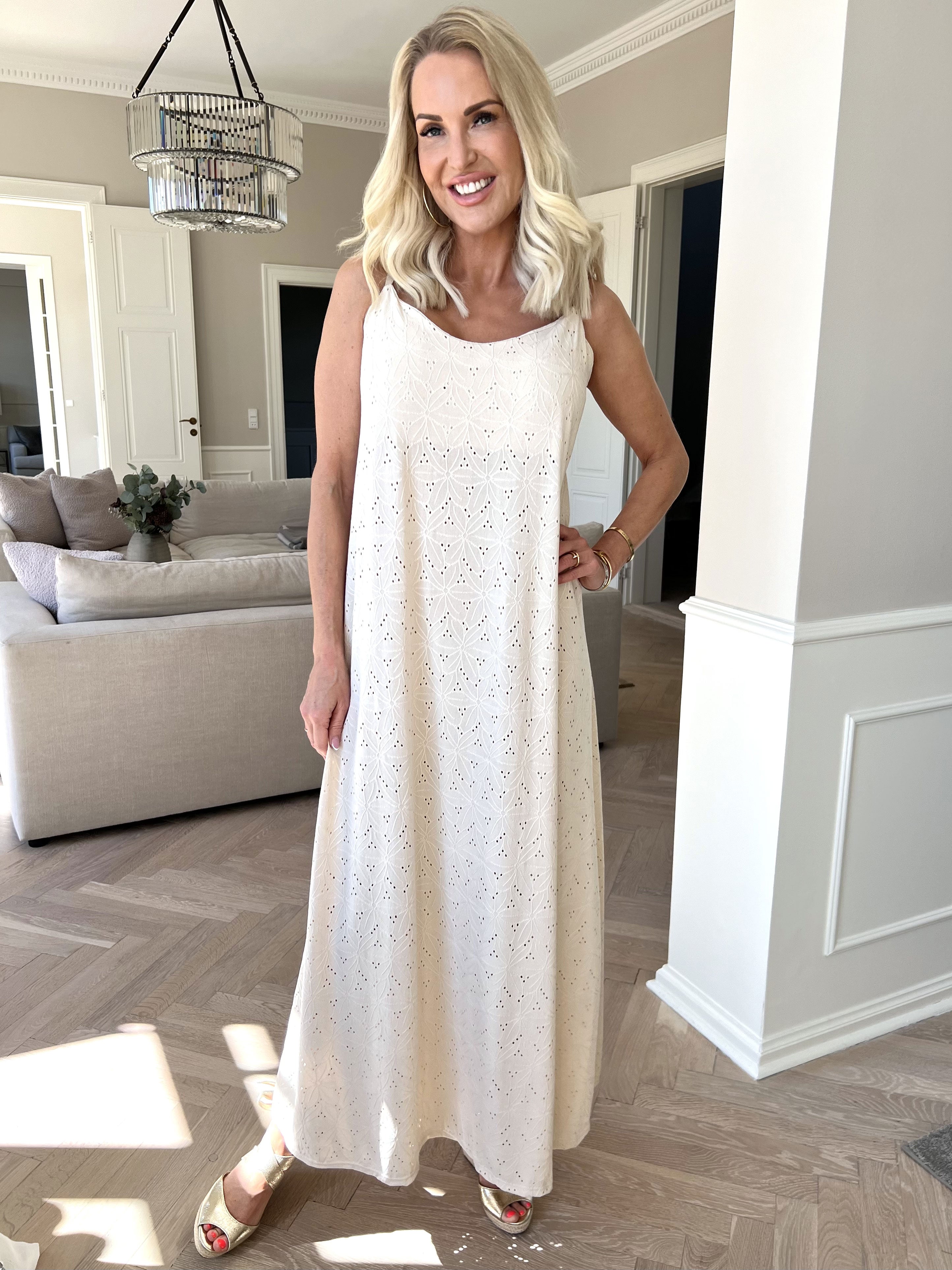 Emilie - Stropkjole i blødt stof med broderie anglaise